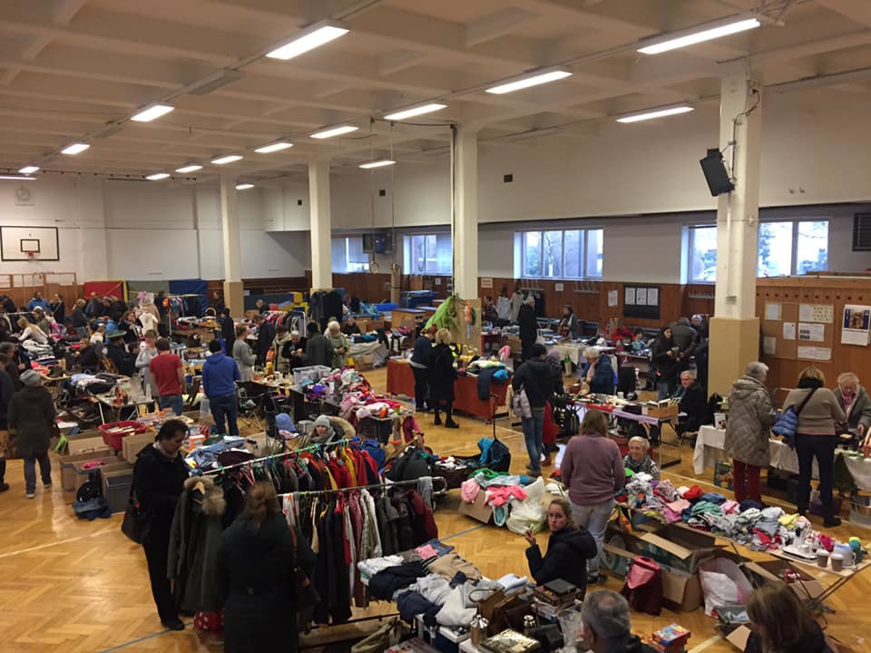 Zu sehen ist die Halle des THE mit vielen Flohmarkständen und Menschen.