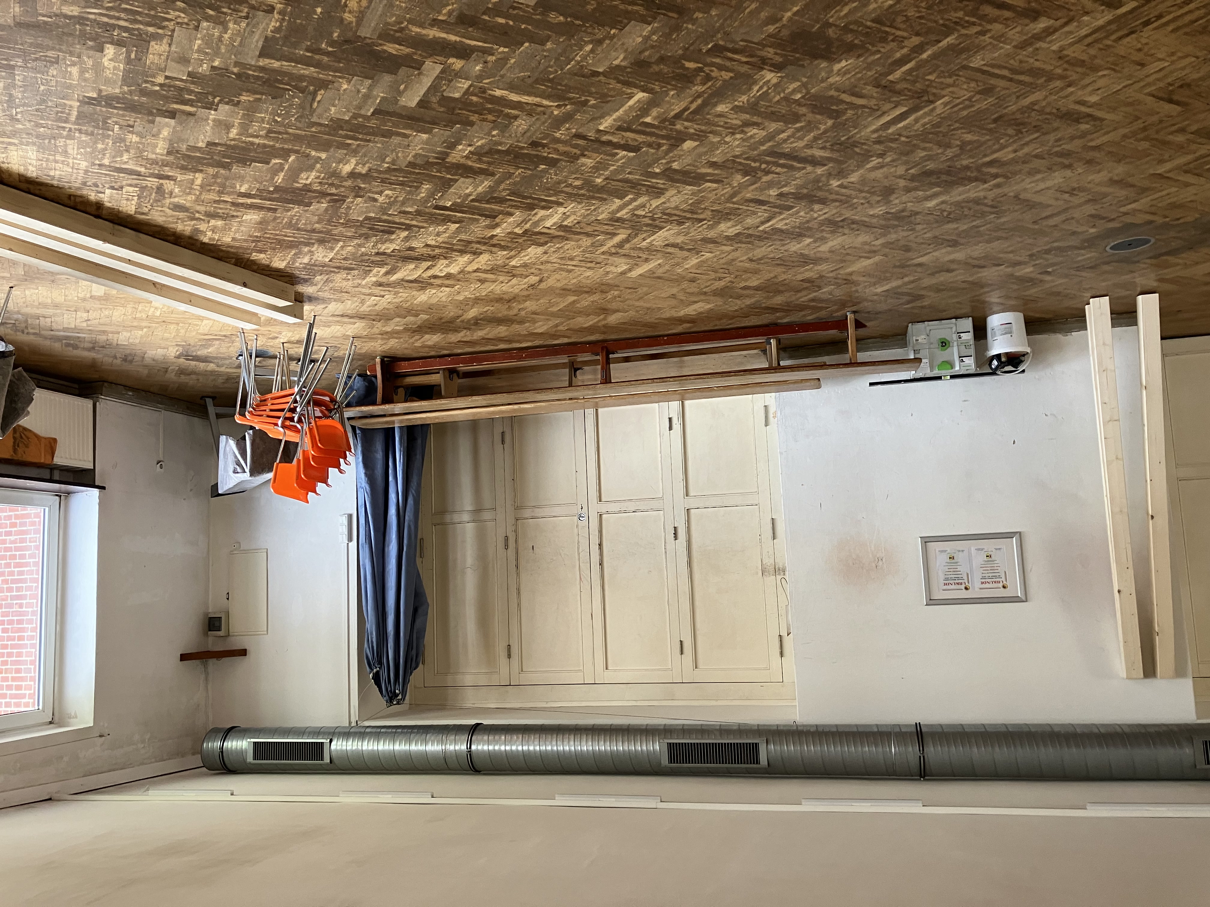 Foto der vorbereiteten Wand im Festraum an der der Schrank für das Boxmaterial gebaut wird.