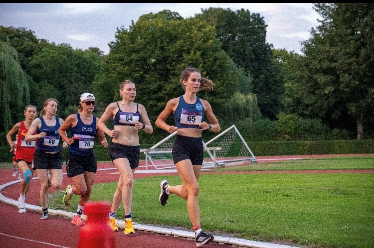 Ann-Kathrin Balduhn zu dem Zeitpunkt noch auf erster Position vor Lara Hülsebusch (Position 2). Maike Körner auf dem Bild noch auf Position 4