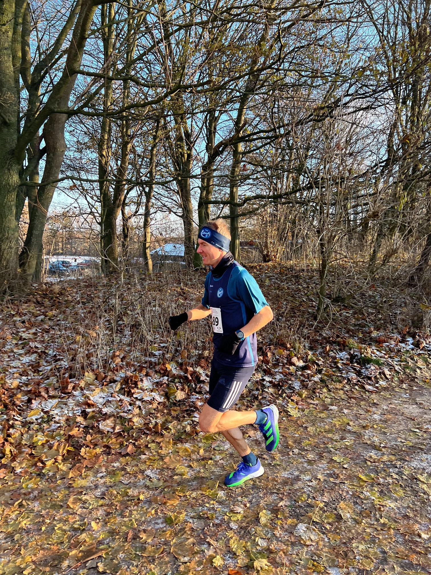 Ein Mann (Thomas Feddern) im Lauf auf einem Feldweg mit einem Stirnband mit THE-Logo. Im Hintergrnd ist Wald und ein Teil eines Hofs zu erkennen.